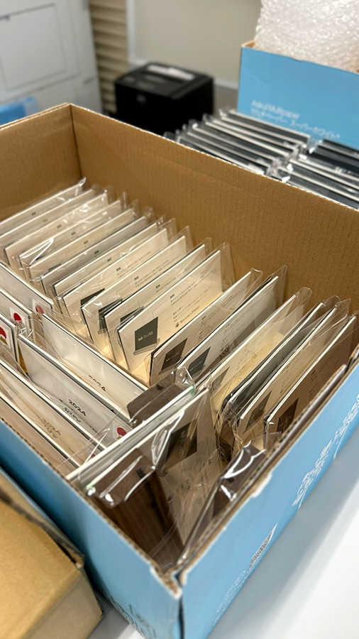 2024年御年賀を梱包する東京支店の営業部の皆さん