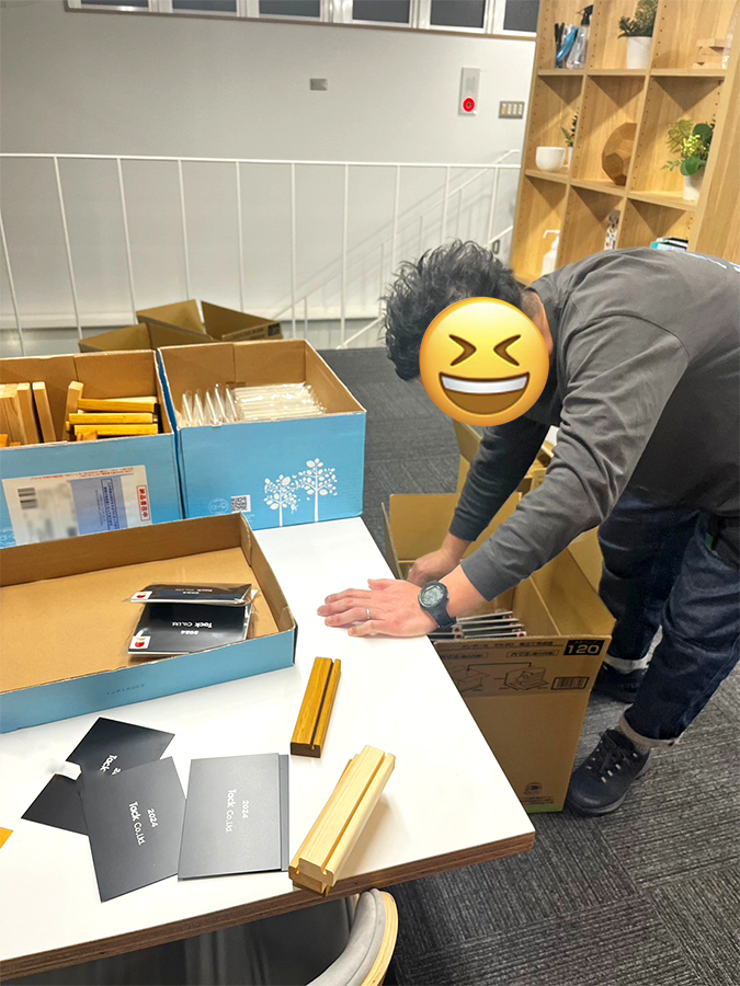 2024年御年賀を梱包する東京支店の営業部の皆さん